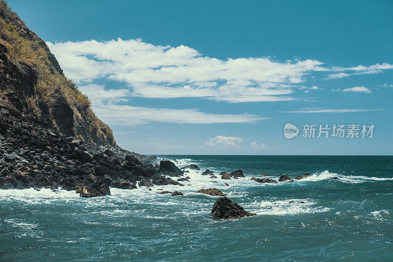 海浪袭击了马德拉岛南部海岸的Jardim do Mar大道